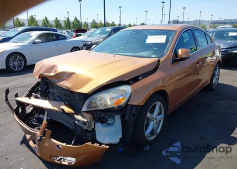 2013 Volvo S60 T5/T5 Platinum/T5 Premier/T5 Premier Plus z USA, uszkodzony, nr VIN YV1612FS1D2190732